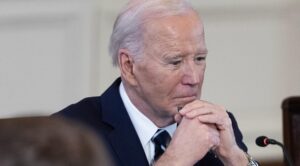 Biden mantiene síntomas leves por la covid-19