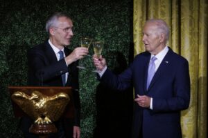 Biden recibe a Starmer en la Casa Blanca: el Reino Unido es el "lazo" que une la OTAN - AlbertoNews