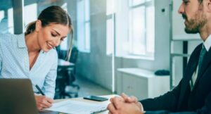 Bogotá saca vacantes de empleo en 45 empresas para bachilleres sin experiencia