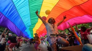 Calles de Berlín se visten de colores para celebrar el Día del Orgullo Gay