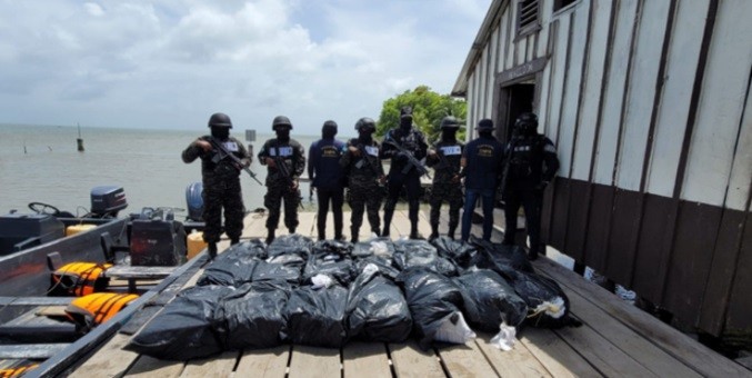 Capturan a tres colombianos con 500 kilos de cocaína en el Caribe