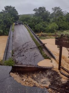 Cedieron dos puentes en el occidente del país (+fotos)