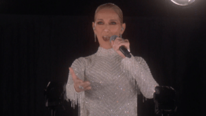Céline Dion reaparece triunfal en lo alto de la torre Eiffel