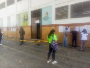 Centros electorales lucieron desolados después del mediodía pese al llamado de «Operación Remate» (+Fotos)