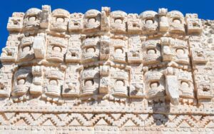 Máscaras del dios Chaac en la Zona Arqueológica de Kabah
