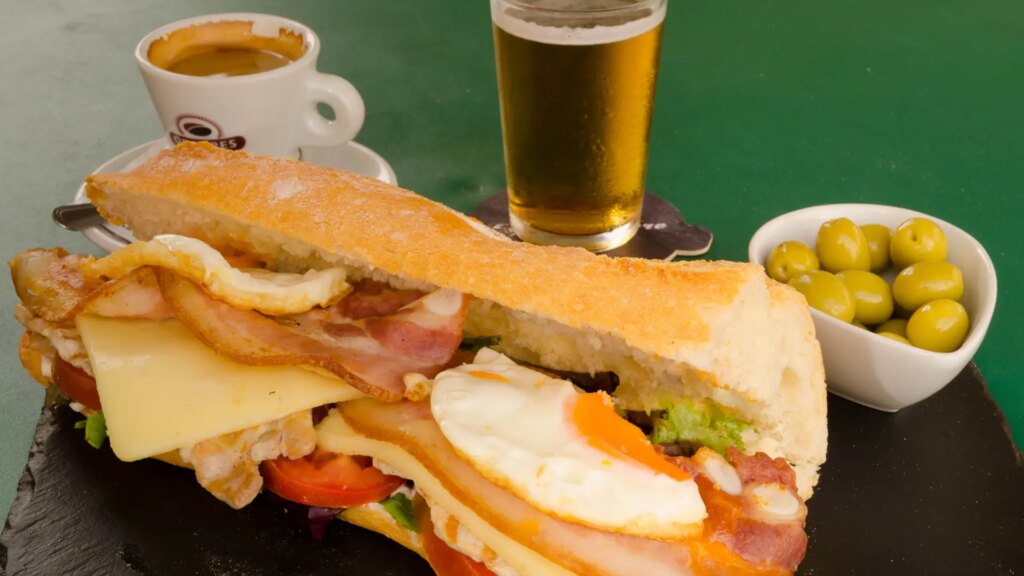 Chivito, uno de los bocadillos más populares del 'esmorzaret' de Valencia con origen uruguayo: cómo prepararlo