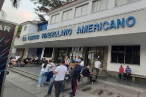 Ciudadanos llegaron tempranito a los centros de Baruta para el conteo de los votos