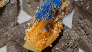 Cogollos con hummus y espirulina azul, una receta sencilla y saludable para dejar a tus invitados con la boca abierta