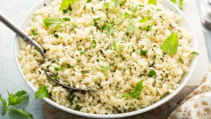 Cómo hacer falso arroz de coliflor, una receta baja en calorías que conquista hasta a quienes no les gusta la verdura