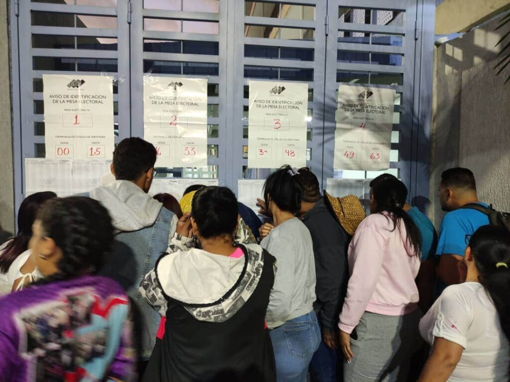 Con retrasos de hasta dos horas inició jornada electoral en Caracas