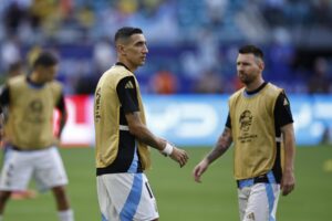 Copa América: Los equipos saltan a la cancha para el calentamiento y la final comenzará a las 21.15 - AlbertoNews