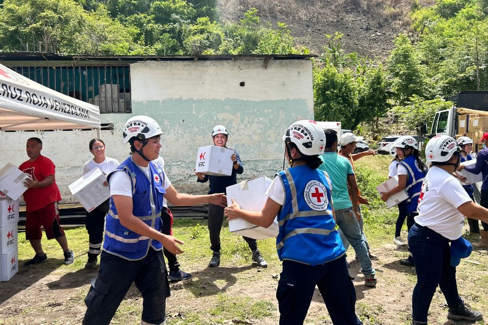Cruz Roja entrega insumos a 400 familias afectadas por desborde de río en Cumanacoa