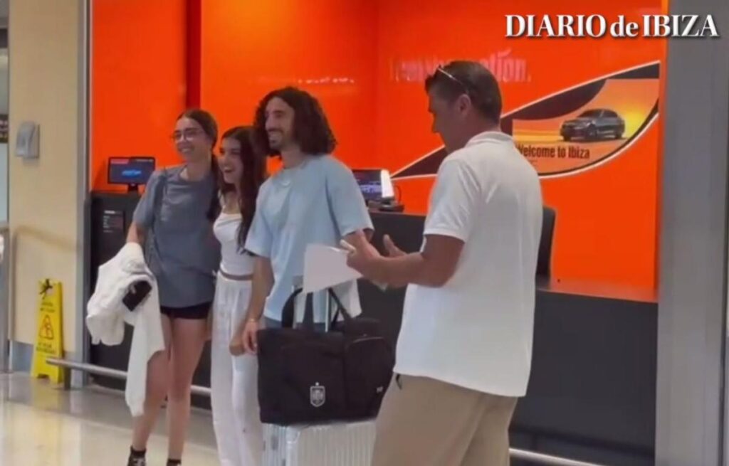 Cucurella llega a Ibiza después de ganar la Eurocopa con la Selección Española