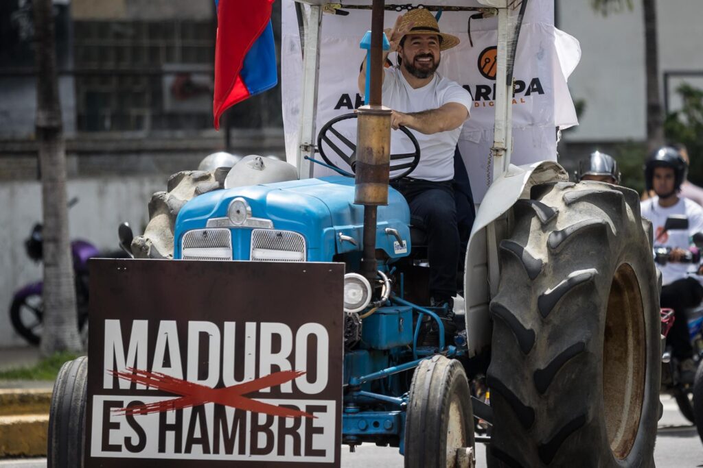 Daniel Ceballos inicia su campaña montado en un tractor