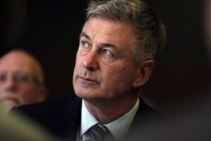 Defensa de Alec Baldwin pidió desestimar caso en su contra por ocultamiento de "pruebas críticas"