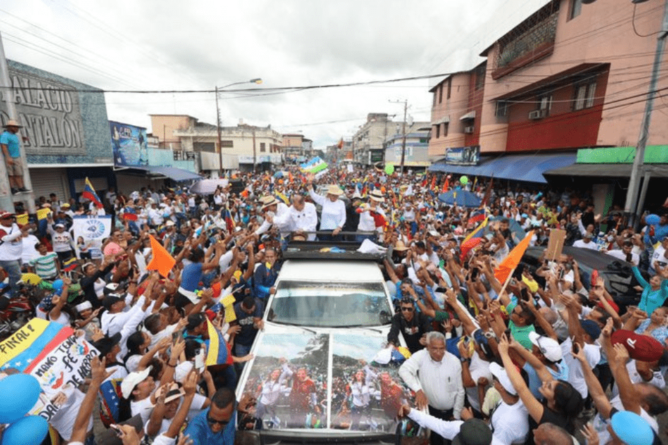 Denuncian traslado hacia Caracas de camiones usados en Barinas por María Corina Machado