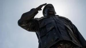 Derriban al menos 5 estatuas de Hugo Chávez durante las protestas en Venezuela - AlbertoNews