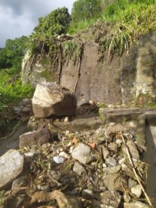Derrumbe tranca el paso al sector Cuesta de Belén en Mérida