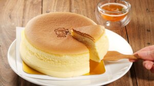 Descubre cómo preparar la deliciosa y esponjosa tarta de queso japonesa con solo 3 ingredientes