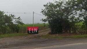Detectan bandera del Eln en la vía Panamericana, entre Valle y Cauca; Ejército y Policía descartan explosivo en la zona