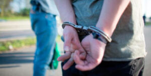 Detenido un adolescente por golpear a un hombre con un palo