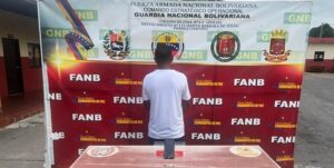 Detienen a un hombre por tomarle fotos a una máquina electoral