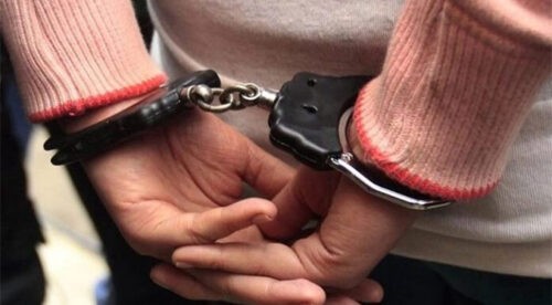 Detienen a una mujer en La Cañada por quemar a sus tres hijos