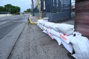 Devastación en 4 municipios del sur de Jamaica tras paso del huracán "Beryl"