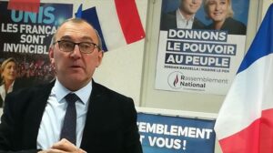 Dimite Gilles Pennelle, director general del partido de ultraderecha francés Agrupación Nacional