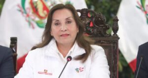 Dina Boluarte esquiva pregunta sobre joyas entregadas por Wilfredo Oscorima: “Desde acá, un saludo a mi wayki”