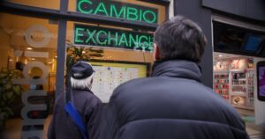 Dólar hoy en vivo: la cotización libre cede a $1.425 y corta una racha de tres ruedas en alza