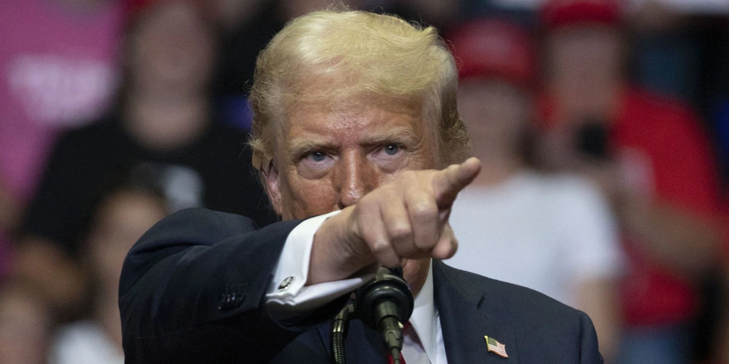 Donald Trump ya carga contra la «loca» de Kamala Harris, «la risitas»
