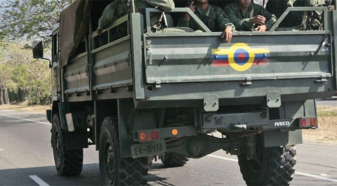 Dos fallecidos tras choque entre camión y vehículo militar