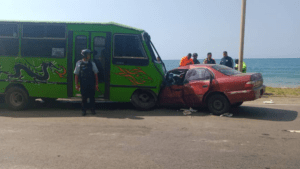 Dos muertos por choque de Corolla contra autobús en La Guaira