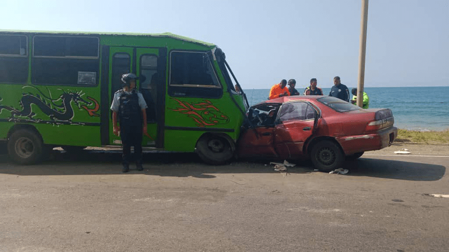 Dos muertos por choque de Corolla contra autobús en La Guaira