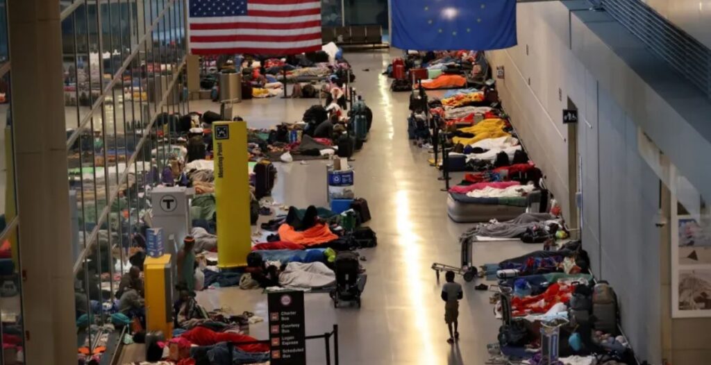 EEUU: Las familias inmigrantes ahora tienen prohibido dormir en el aeropuerto de Boston - AlbertoNews