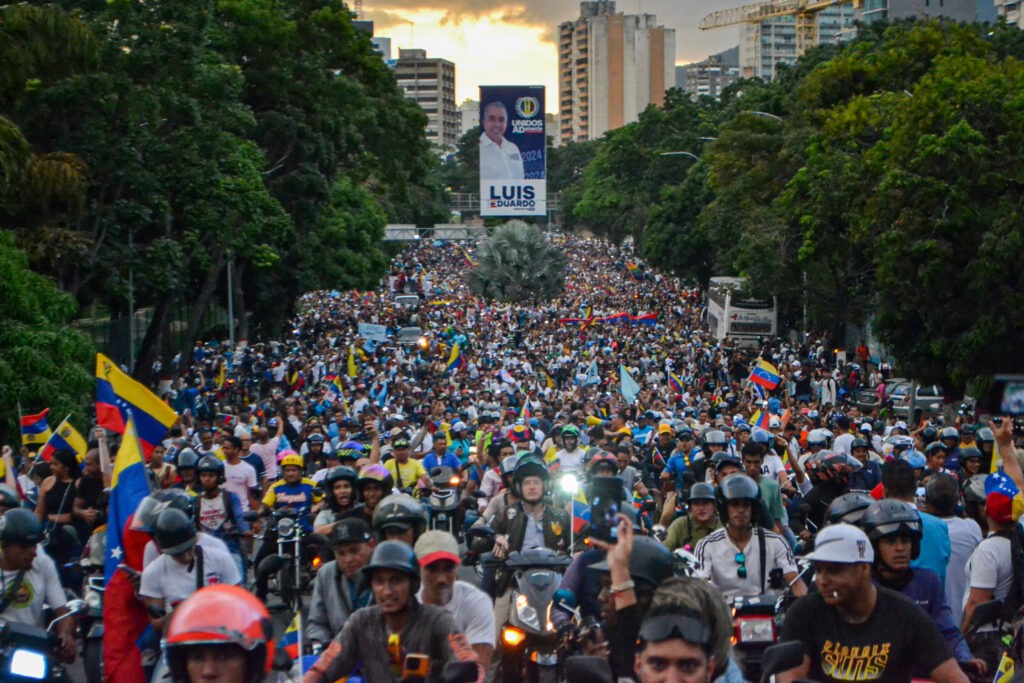 Edmundo González y María Corina Machado acompañados por la gente hasta el final en Caracas
