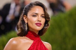 Eiza González se puso un vestido transparente y mostró demás ??