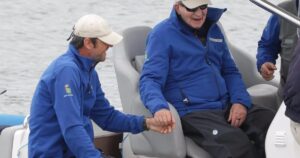 El Rey Juan Carlos I navega en Sanxenxo a bordo de la lancha ‘Cristina’ debido al mal tiempo
