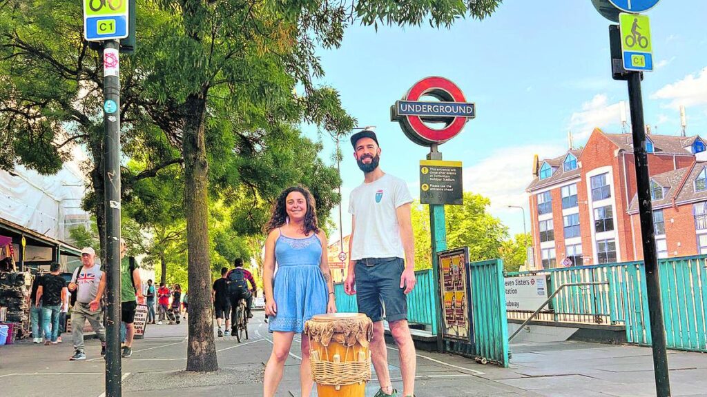 El bullerengue conquista Londres a punta de cantos y retumbe de tambores