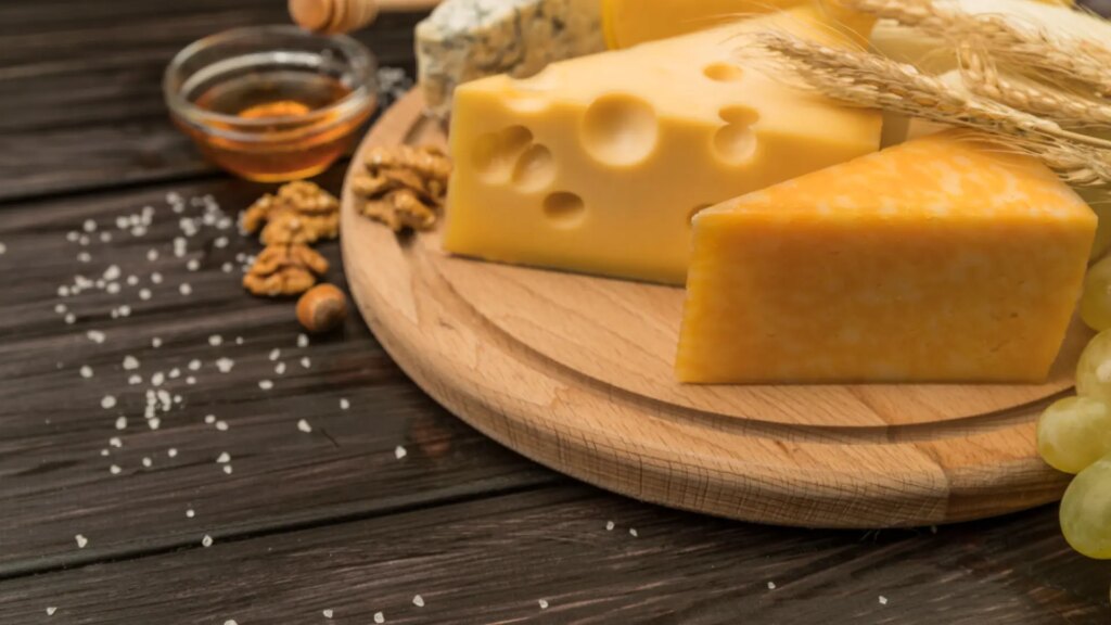 El curioso motivo por el que la leche se vuelve amarilla cuando se convierte en queso o mantequilla