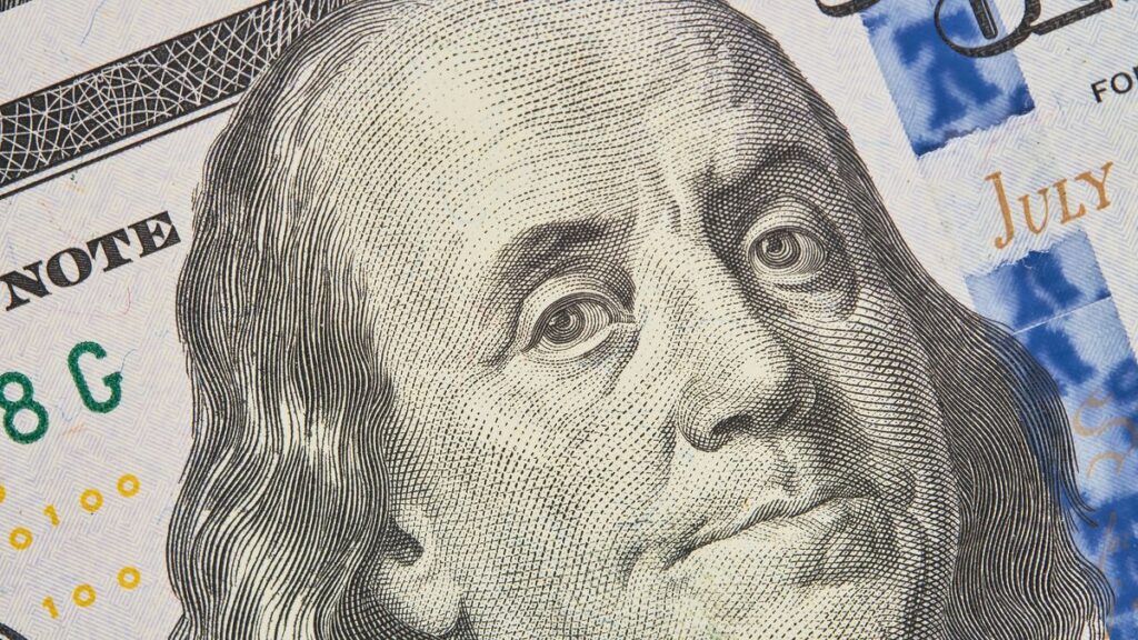El dólar permanece por encima de los $ 40, pero se debilita en el escenario global