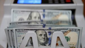 El dólar rebotó y abrió la semana al alza