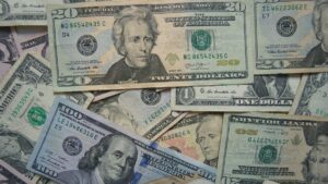 El dólar retomó el rumbo alcista y rozó su máximo valor del año
