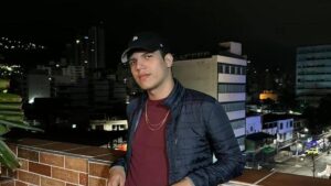 Él era el joven que al intentar huir de un allanamiento y de ser capturado cayó de un piso 16 en Bucaramanga