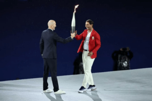 El histórico momento en el que el legendario futbolista francés Zinedine Zidane le entregó la antorcha olímpica a Rafael Nadal (+Video)