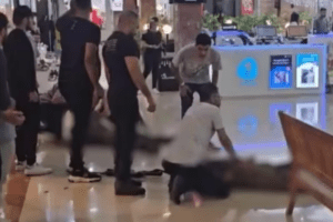 El impactante momento en el que un hombre atacó con cuchillo a dos personas en centro comercial de Israel (+Video)