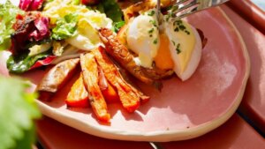 El local de fusión australiana-argentina de Barcelona donde disfrutar del brunch con un toque ahumado