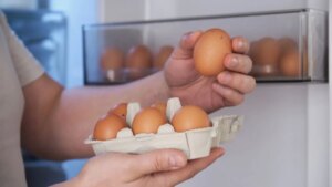 El lugar ideal para guardar los huevos en la nevera sin ocupar los estantes ni usar la puerta