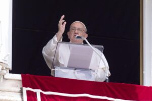 El papa exhorta a rezar por la paz ante peregrinación de ucranianos